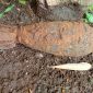 Benda mirip mortir yang ditemukan di salah satu kebun milik warga di kaki Gunung Haruman Jingga, tepatnya Kampung Lembur Kulon, Desa Cipareuan, Kecamatan Cibiuk, Kabupaten Garut, Selasa (27/2/2024).(Foto: Istimewa)
