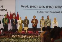 
Bupati Bandung Dadang Supriatna (kelima dari kanan-red) meraih Anugerah PWI Pusat  dalam  Puncak Peringatan Hari Pers Nasional (HPN) 2024 di Ecovention Ancol, Jakarta, Selasa (20/2/2024). (Foto: diskominfo)
