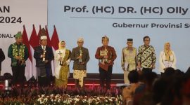 
Bupati Bandung Dadang Supriatna (kelima dari kanan-red) meraih Anugerah PWI Pusat  dalam  Puncak Peringatan Hari Pers Nasional (HPN) 2024 di Ecovention Ancol, Jakarta, Selasa (20/2/2024). (Foto: diskominfo)
