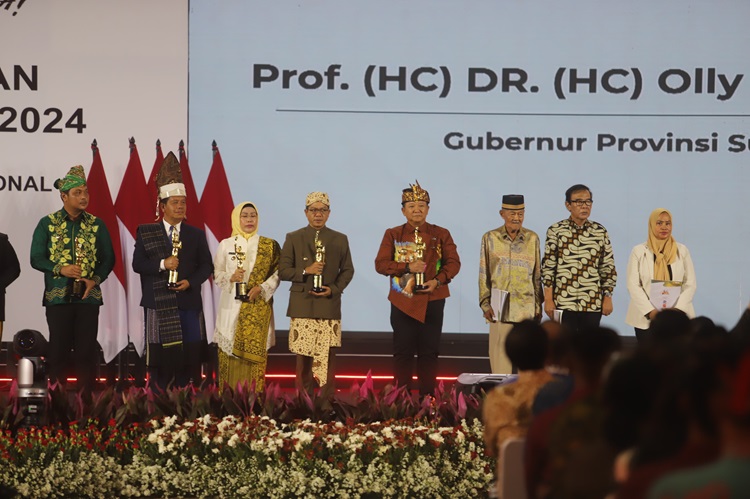 
Bupati Bandung Dadang Supriatna (kelima dari kanan-red) meraih Anugerah PWI Pusat  dalam  Puncak Peringatan Hari Pers Nasional (HPN) 2024 di Ecovention Ancol, Jakarta, Selasa (20/2/2024). (Foto: diskominfo)
