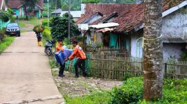 Tim Pusat Pengendali Operasi BPBD Jawa Barat  menyediakan terpal untuk warga yang rumahnya terdampak puting beliung di Kampung Citawa, Desa Tarumajaya, Kecamatan Kertasari, Kabupaten Bandung, Sabtu (24/2/2024). (Foto: diskominfo) 