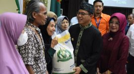 
Bupati Bandung, Dadang Supriatna membagikan beras kepada masyarakat (Foto: diskominfo)