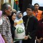 
Bupati Bandung, Dadang Supriatna membagikan beras kepada masyarakat (Foto: diskominfo)