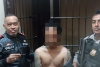 
AI (32), pelaku pencurian sepeda motor di wilayah Kecamatan Cigedug, Kabupaten Garut, saat diamankan di Polsek Bayongbong, Polres Garut, Kamis (8/2/2024) malam.  (Foto: andre/dara)