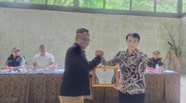 
Kepala Subag TU BNNK Bandung Barat,  Ekayana bersalaman dengan Kepala Badan 
Bakesbangpol, Apung Hadiat Purwoko, saat usai membuka acara Rakor BNNK Bandung Barat di Imah Seniman, Selasa (27/2/2024). (Foto: heny/dara)
