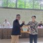 
Kepala Subag TU BNNK Bandung Barat,  Ekayana bersalaman dengan Kepala Badan 
Bakesbangpol, Apung Hadiat Purwoko, saat usai membuka acara Rakor BNNK Bandung Barat di Imah Seniman, Selasa (27/2/2024). (Foto: heny/dara)
