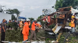 
Angin puting beliung yang melanda kawasan Kabupaten Sumedang dan Kabupaten Bandung, pada Rabu (21/2/2024) pukul 15.30 WIB. (Foto: bnpb.go.id)
