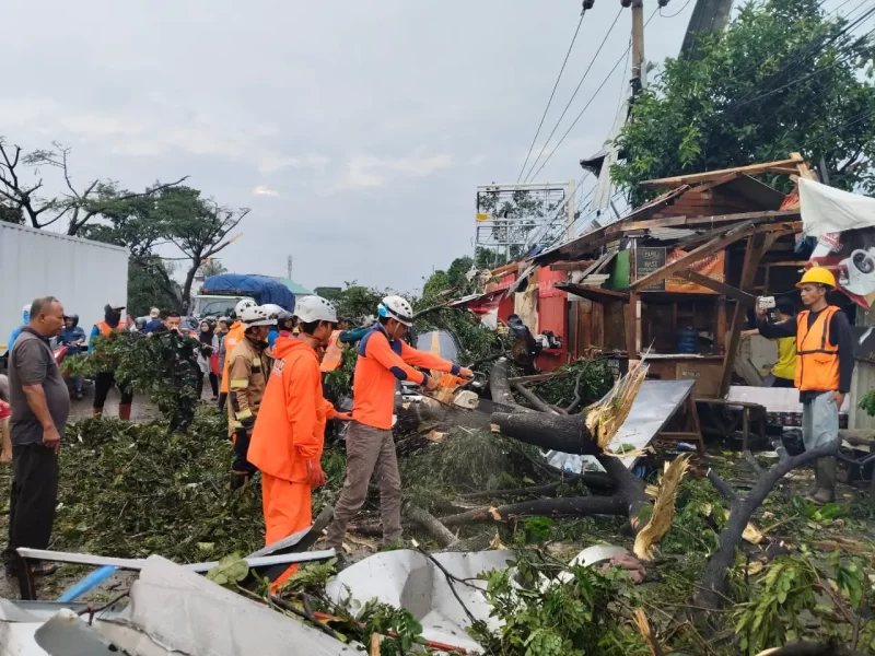 
Angin puting beliung yang melanda kawasan Kabupaten Sumedang dan Kabupaten Bandung, pada Rabu (21/2/2024) pukul 15.30 WIB. (Foto: bnpb.go.id)
