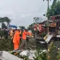 
Angin puting beliung yang melanda kawasan Kabupaten Sumedang dan Kabupaten Bandung, pada Rabu (21/2/2024) pukul 15.30 WIB. (Foto: bnpb.go.id)
