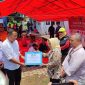 Penjabat (Pj.) Gubernur Jawa Barat Bey Machmudin memberikan bantuan saat meninjau lokasi bencana banjir di Kabupaten Cirebon, Kamis (7/3/2024). (Foto: admin pemprov)
