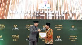 
Penjabat Gubernur Jawa Barat Bey Machmudin menerima penghargaan sebagai Kepala Daerah Pendukung Pengelolaan Zakat Terbaik dalam Baznas Award 2024 di Hotel Bidakara, Jakarta, Kamis (29/2/2024).(Foto: Biro Adpim Jabar)