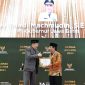 
Penjabat Gubernur Jawa Barat Bey Machmudin menerima penghargaan sebagai Kepala Daerah Pendukung Pengelolaan Zakat Terbaik dalam Baznas Award 2024 di Hotel Bidakara, Jakarta, Kamis (29/2/2024).(Foto: Biro Adpim Jabar)