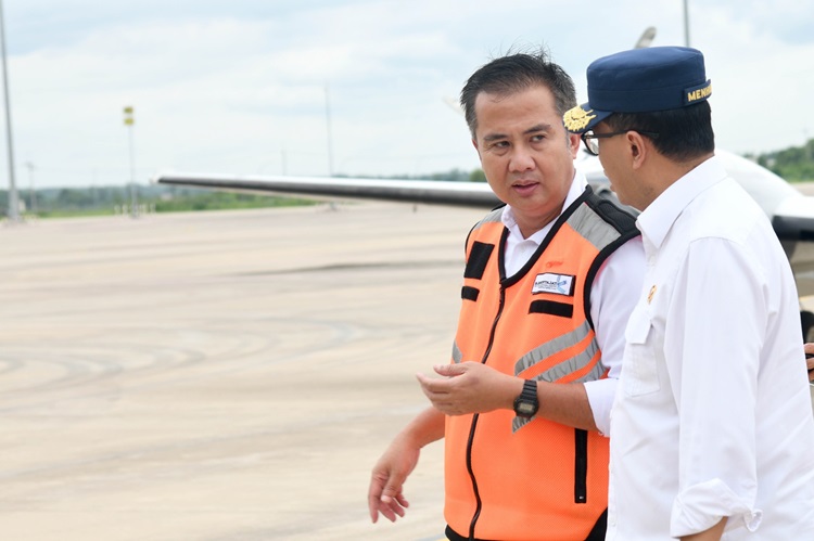 Penjabat Gubernur Jawa Barat Bey Machmudin mendampingi Menteri Perhubungan RI Budi Karya Sumadi dalam kunjungan kerja ke Bandara Internasional Jawa Barat (BIJB) Kertajati di Kabupaten Majalengka, Sabtu (9/3/2024).(Foto:Biro Adpim Jabar