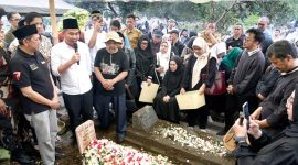 
Pj Gubernur Jawa Barat Bey Machmudin memberikan penghormatan terakhir pada pemakaman tokoh politik dan budayawan Sunda Uu Rukmana  di TPU Astana Anyar, Kota Bandung, Senin (4/3/2024).(Foto: Biro Adpim Jabar)