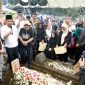 
Pj Gubernur Jawa Barat Bey Machmudin memberikan penghormatan terakhir pada pemakaman tokoh politik dan budayawan Sunda Uu Rukmana  di TPU Astana Anyar, Kota Bandung, Senin (4/3/2024).(Foto: Biro Adpim Jabar)
