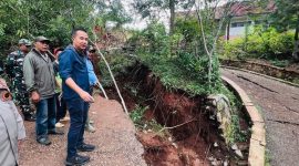 
Penjabat Gubernur Jawa Barat Bey Machmudin meninjau lokasi pergerakan tanah di Desa Cibedug, Kecamatan Rongga, Kabupaten Bandung Barat, Sabtu (2/3/2024).(Foto: Biro Adpim Jabar)