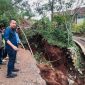 
Penjabat Gubernur Jawa Barat Bey Machmudin meninjau lokasi pergerakan tanah di Desa Cibedug, Kecamatan Rongga, Kabupaten Bandung Barat, Sabtu (2/3/2024).(Foto: Biro Adpim Jabar)