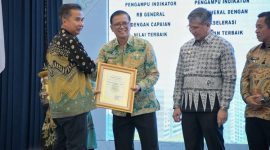 
Penjabat Gubernur Jawa Barat Bey Machmudin menyerahkan Anugerah Reformasi Birokrasi Jawa Barat Tahun 2024 kepada Pemerintah Daerah Kabupaten/Kota dan Perangkat Daerah di lingkungan Pemda Provinsi Jabar di Aula Barat, Gedung Sate, Kota Bandung, Rabu (6/3/2024).(Foto: Biro Adpim Jabar)
