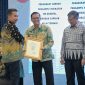 
Penjabat Gubernur Jawa Barat Bey Machmudin menyerahkan Anugerah Reformasi Birokrasi Jawa Barat Tahun 2024 kepada Pemerintah Daerah Kabupaten/Kota dan Perangkat Daerah di lingkungan Pemda Provinsi Jabar di Aula Barat, Gedung Sate, Kota Bandung, Rabu (6/3/2024).(Foto: Biro Adpim Jabar)
