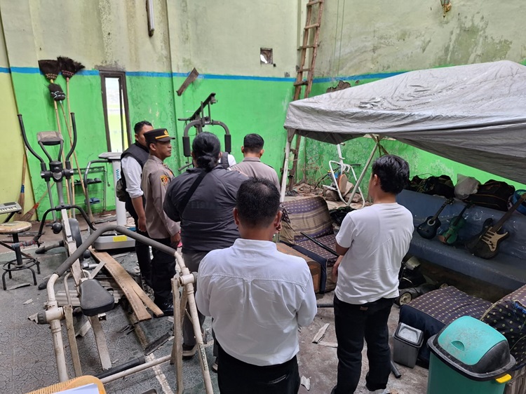 
Jenazah korban saat dibawa ke RSUD dr.Slamet Garut, Jalan Rumah Sakit, Kecamatan Tarogong Kidul, Senin (25/3/2024). (Foto: andre/dara)
