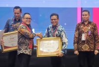 
Bupati Bandung, Dadang Supriatna menerima penghargaan dari Menteri PAN-RB, Abdullah Azwar Anas, pada Rapat Koordinasi Persiapan Pengadaan ASN Tahun 2024 di Hotel Bidakara, Jakarta Selatan, Kamis (14/03/2023). (Foto: diskominfo)
