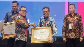 
Bupati Bandung, Dadang Supriatna menerima penghargaan dari Menteri PAN-RB, Abdullah Azwar Anas, pada Rapat Koordinasi Persiapan Pengadaan ASN Tahun 2024 di Hotel Bidakara, Jakarta Selatan, Kamis (14/03/2023). (Foto: diskominfo)
