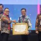 
Bupati Bandung, Dadang Supriatna menerima penghargaan dari Menteri PAN-RB, Abdullah Azwar Anas, pada Rapat Koordinasi Persiapan Pengadaan ASN Tahun 2024 di Hotel Bidakara, Jakarta Selatan, Kamis (14/03/2023). (Foto: diskominfo)
