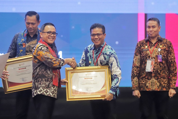 
Bupati Bandung, Dadang Supriatna menerima penghargaan dari Menteri PAN-RB, Abdullah Azwar Anas, pada Rapat Koordinasi Persiapan Pengadaan ASN Tahun 2024 di Hotel Bidakara, Jakarta Selatan, Kamis (14/03/2023). (Foto: diskominfo)
