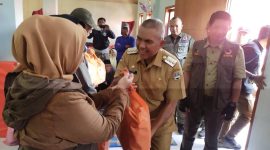 Pj Bupati Bandung Barat Arsan Latif saat menyerahkan bantuan sembako dari BNPB (Foto: Istimewa)