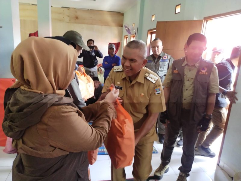 Pj Bupati Bandung Barat Arsan Latif saat menyerahkan bantuan sembako dari BNPB (Foto: Istimewa)