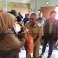 Pj Bupati Bandung Barat Arsan Latif saat menyerahkan bantuan sembako dari BNPB (Foto: Istimewa)