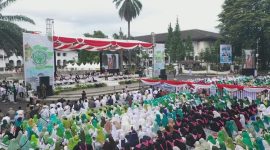 
Suasana umat muslim saat Istighotsah Kubro Jawa Barat, di Gedung Sate, Jalan Diponegoro, Kota Bandung, Sabtu (9/3/2024). (Foto: admin pemdaprovjabar)

