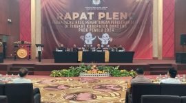 
Ketua KPU Kabupaten Bandung, Syam Zamiat Nursyamsi memimpin Rapat Pleno di Hotel Sutan Raja Soreang, Jumat (1/3/2024). (Foto: Ist)