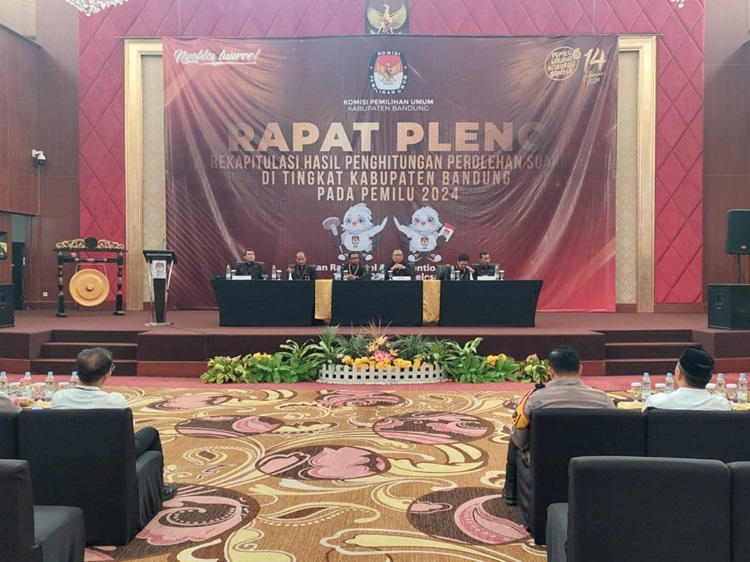 
Ketua KPU Kabupaten Bandung, Syam Zamiat Nursyamsi memimpin Rapat Pleno di Hotel Sutan Raja Soreang, Jumat (1/3/2024). (Foto: Ist)