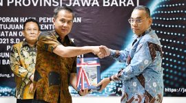 
Penjabat Gubernur Jawa Barat Bey Macmudin mengahdiri penyerahan Laporan Hasil Pemeriksaan Keuangan (BPK) Jabar, di kantor BPK Jabar, Kota Bandung, Jumat (8/3/2024). (Foto: admin pemprov)