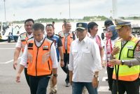 
Penjabat Gubernur Jawa Barat Bey Machmudin dan Pj Sekda Jabar Taufiq Budi Santoso mendampingi Menteri Perhubungan RI Budi Karya Sumadi dalam kunjungan kerja ke Bandara Internasional Jawa Barat (BIJB) Kertajati di Kabupaten Majalengka dan Simpang Susun Gate Tol Cisumdawu, Sabtu (9/3/2024).(Foto: Yogi Prayoga/Biro Adpim Jabar)