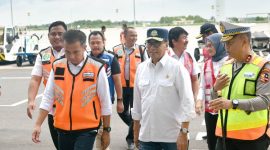 
Penjabat Gubernur Jawa Barat Bey Machmudin dan Pj Sekda Jabar Taufiq Budi Santoso mendampingi Menteri Perhubungan RI Budi Karya Sumadi dalam kunjungan kerja ke Bandara Internasional Jawa Barat (BIJB) Kertajati di Kabupaten Majalengka dan Simpang Susun Gate Tol Cisumdawu, Sabtu (9/3/2024).(Foto: Yogi Prayoga/Biro Adpim Jabar)