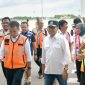 
Penjabat Gubernur Jawa Barat Bey Machmudin dan Pj Sekda Jabar Taufiq Budi Santoso mendampingi Menteri Perhubungan RI Budi Karya Sumadi dalam kunjungan kerja ke Bandara Internasional Jawa Barat (BIJB) Kertajati di Kabupaten Majalengka dan Simpang Susun Gate Tol Cisumdawu, Sabtu (9/3/2024).(Foto: Yogi Prayoga/Biro Adpim Jabar)