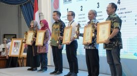 
Penjabat Gubernur Jawa Barat Bey Machmudin berfoto bersama dengan penerima  Anugerah Reformasi Birokrasi Jawa Barat Tahun 2024 Kategori The Best Implementation, di Aula Barat, Gedung Sate, Kota Bandung, Rabu (6/3/2024).(Foto: Biro Adpim Jabar)