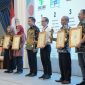
Penjabat Gubernur Jawa Barat Bey Machmudin berfoto bersama dengan penerima  Anugerah Reformasi Birokrasi Jawa Barat Tahun 2024 Kategori The Best Implementation, di Aula Barat, Gedung Sate, Kota Bandung, Rabu (6/3/2024).(Foto: Biro Adpim Jabar)