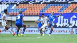 
Striker PERSIB, Ciro Alves berebut bola dengan pemain Persija pada pertandingan pekan lke-28 Liga 1 2023/2024 di Stadion Si Jalak Harupat, Kabupaten Bandung, Sabtu, 9 Maret 2024. (Foto: PERSIB.co.id)
