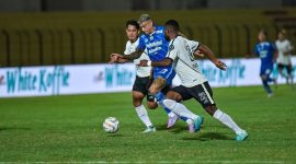 
Striker Persib, Ciro Alves dibayangi dua pemain RANS Nusantara FC pada pertandingan pekan ke-27 Liga 1 2023/2024 di Stadion Sultan Agung Bantul, Minggu, 3 Maret 2024. (Foto: PERSIB.co.id)
