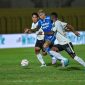 
Striker Persib, Ciro Alves dibayangi dua pemain RANS Nusantara FC pada pertandingan pekan ke-27 Liga 1 2023/2024 di Stadion Sultan Agung Bantul, Minggu, 3 Maret 2024. (Foto: PERSIB.co.id)
