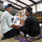 
Penjabat Gubernur Jawa Barat Bey Machmudin mengunjungi rumah duka mantan Gubernur Jawa Barat Letnan Jenderal (Purn) Solihin Gautama Purwanegara di Jalan Cisitu Indah, Dago, Kota Bandung, Selasa (5/3/2024).(Foto: Biro Adpim Jabar)