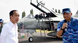 Presiden Jokowi meninjau alutsista TNI di Pangkalan TNI AU Iswahjudi, Kabupaten Magetan, Jawa Timur pada Jumat (08/03/2024). (Foto: BPMI Setpres)
