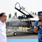Presiden Jokowi meninjau alutsista TNI di Pangkalan TNI AU Iswahjudi, Kabupaten Magetan, Jawa Timur pada Jumat (08/03/2024). (Foto: BPMI Setpres)
