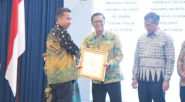
Pj. Gubernur Jawa Barat, Bey Machmudin menyerahkan tropi kepada Sekretaris Daerah Kabupaten Bandung, Cakra Amiyana, pada penilaian Indeks Reformasi Birokrasi (IRB) tahun 2023, Rabu (06/03/2024). (Foto: Diskominfo/sy)