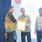 
Pj. Gubernur Jawa Barat, Bey Machmudin menyerahkan tropi kepada Sekretaris Daerah Kabupaten Bandung, Cakra Amiyana, pada penilaian Indeks Reformasi Birokrasi (IRB) tahun 2023, Rabu (06/03/2024). (Foto: Diskominfo/sy)