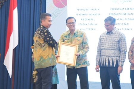 
Pj. Gubernur Jawa Barat, Bey Machmudin menyerahkan tropi kepada Sekretaris Daerah Kabupaten Bandung, Cakra Amiyana, pada penilaian Indeks Reformasi Birokrasi (IRB) tahun 2023, Rabu (06/03/2024). (Foto: Diskominfo/sy)