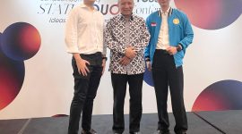 (Dari kiri ke kanan) Alfred Juliant - Project Leader TEDxSampoernaUniversity bersama Dr. Wahdi
Yudhi - Rektor Sampoerna University dan Oscar Darmawan - CEO Indodax membahas mengenai
“Status Quo” sebagai upaya untuk memberikan wawasan serta inspirasi bagi generasi muda dalam
memahami makna status quo lebih dalam untuk bisa memberikan suatu gagasan atau solusi pada
berbagai tantangan dan konteks kehidupan di masa depan (Foto: Istimewa)